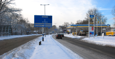 801352 Gezicht op de Biltse Rading te Utrecht, tijdens winterse omstandigheden, met rechts het benzinestation PicoBello ...
